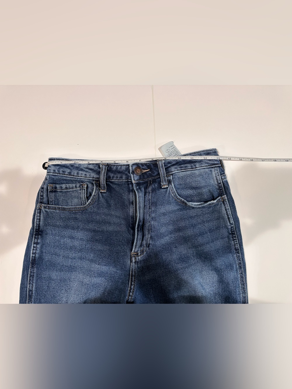 Hollister Curvy High Rise Mom Jeans Ripped Medium Wash Size W26 L29 - Picture 7 of 10